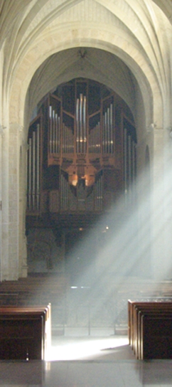 L'orgue dans la nef de Solesmes