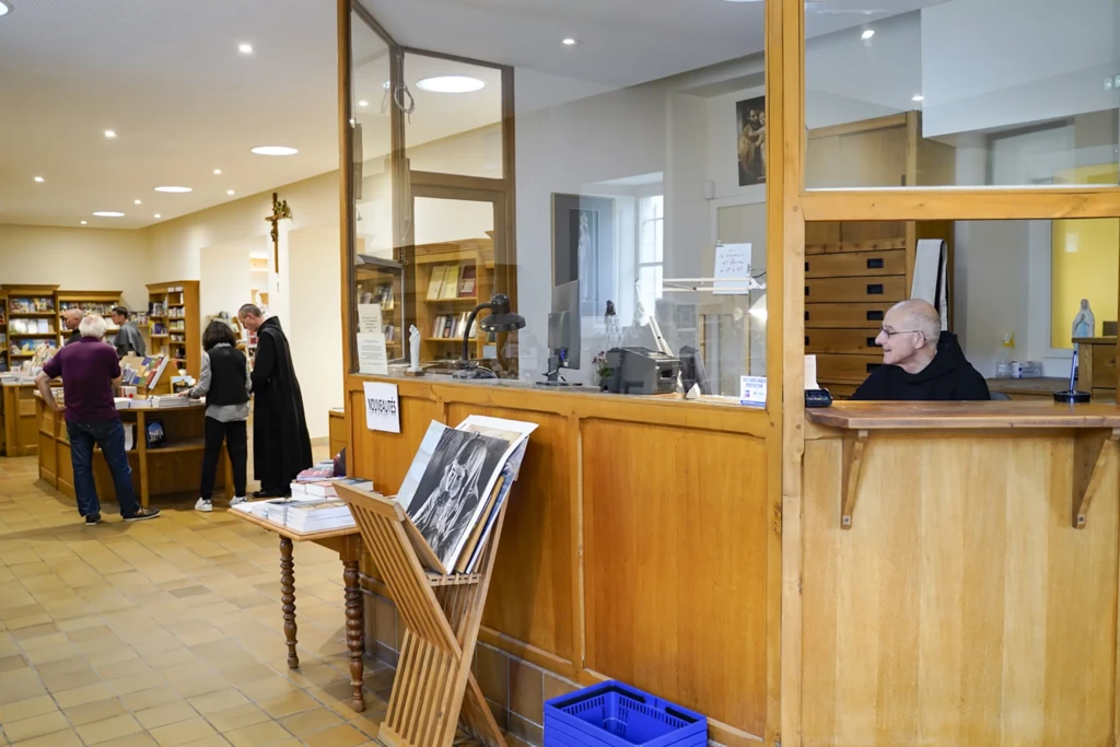 Boutique-abbaye-solesmes-hotellerie-exterieure-F-Petry