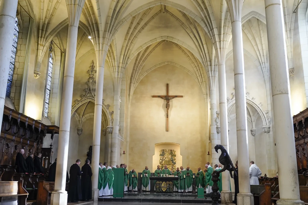 celebration-abbaye-Solesmes-Hotellerie-F-F-Petry