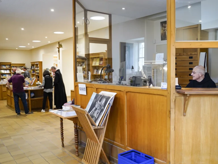 F-Petrey-Solesmes-boutique-2
