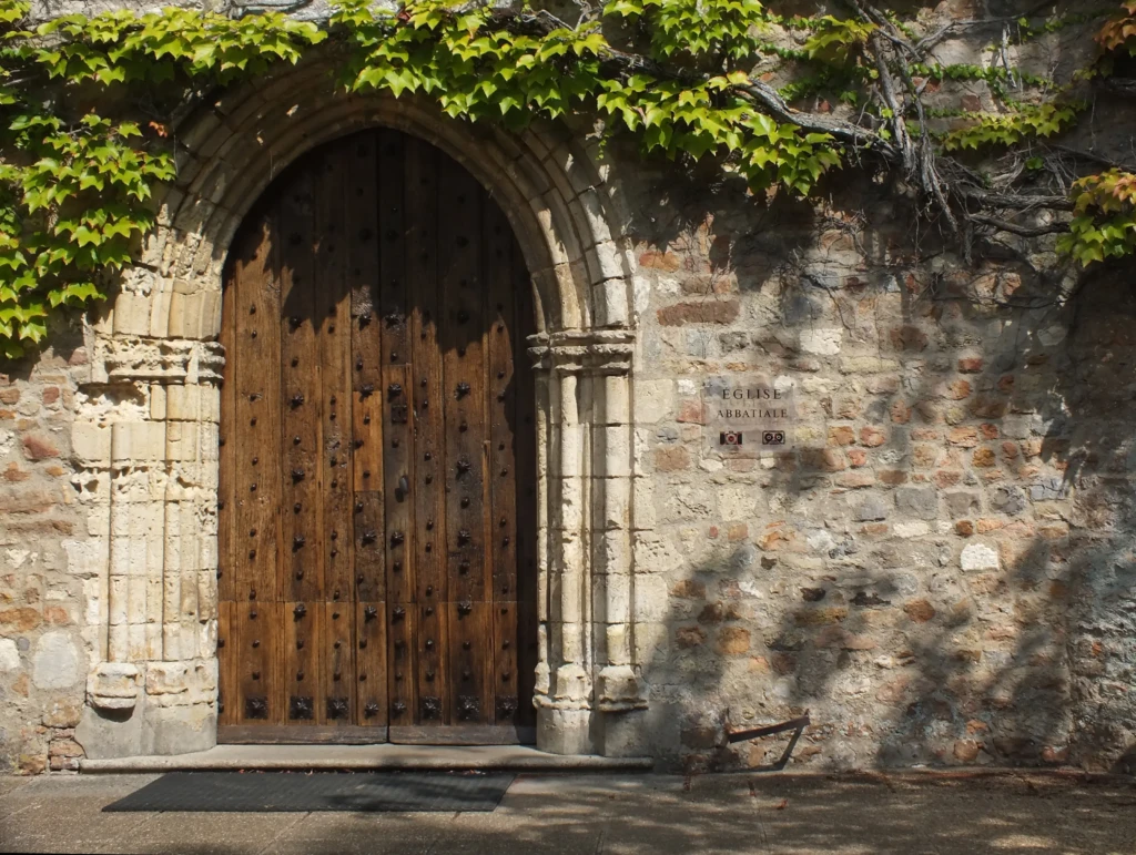Portail-abbatiale-solesmes